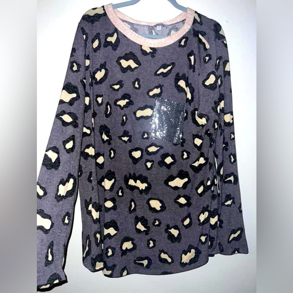 White Birch Brand LIGHT Plus Size Long Sleeve Leopard Top with Shiny Pocket - Picture 1 of 1